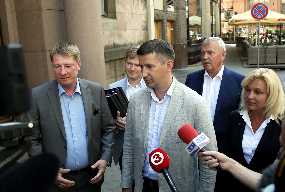 Sociāldemokrātiskās partijas &quot;Saskaņa&quot; pārstāvji Anrijs Matīss (no kreisās), Sergejs Potap...
