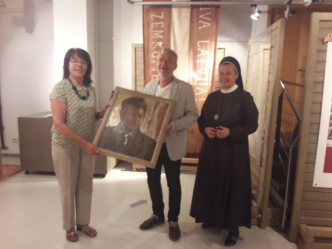 Mārtiņš Kronis dāvina Latgales Kultūrvēstures muzejam Alfeja Bromulta gleznu “Jānis Pujāts”, kas pie...