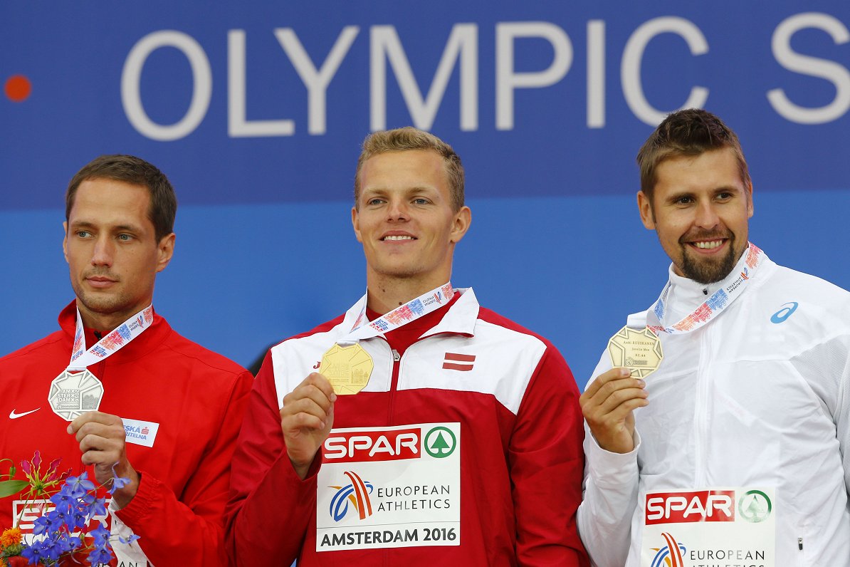 Zigismunds Sirmais (centrā) ar 2016.gada Eiropas čempiona zelta medaļu