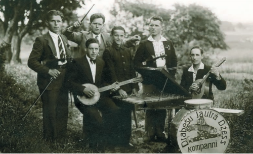 he Grīnbergi family ensemble The Jolly Folk from Vidzeme in Drabeši (1938).