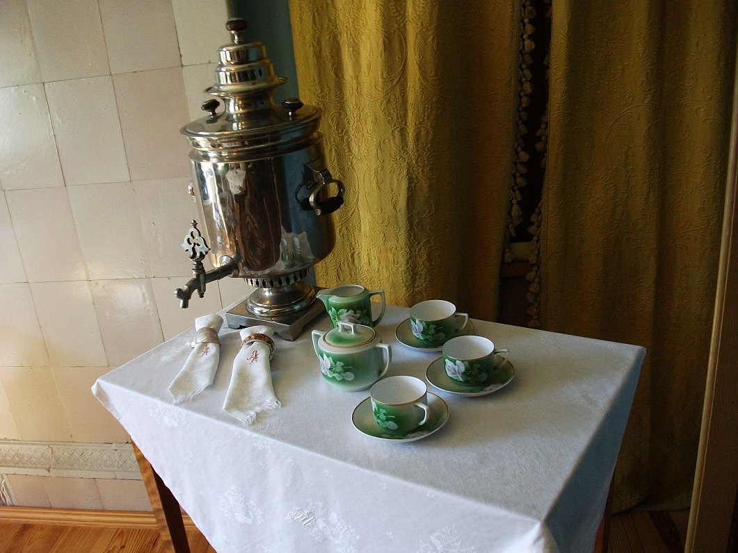 Alunāna ģimenei piederoša tējas servīze un salvetes ar Alunāna dzīvesbiedres izšūtiem iniciāļiem „AA...
