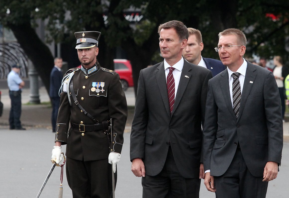 Latvijas ārlietu ministrs  Edgars Rinkēvičs (no labās) un Lielbritānijas ārlietu ministrs Džeremijs...