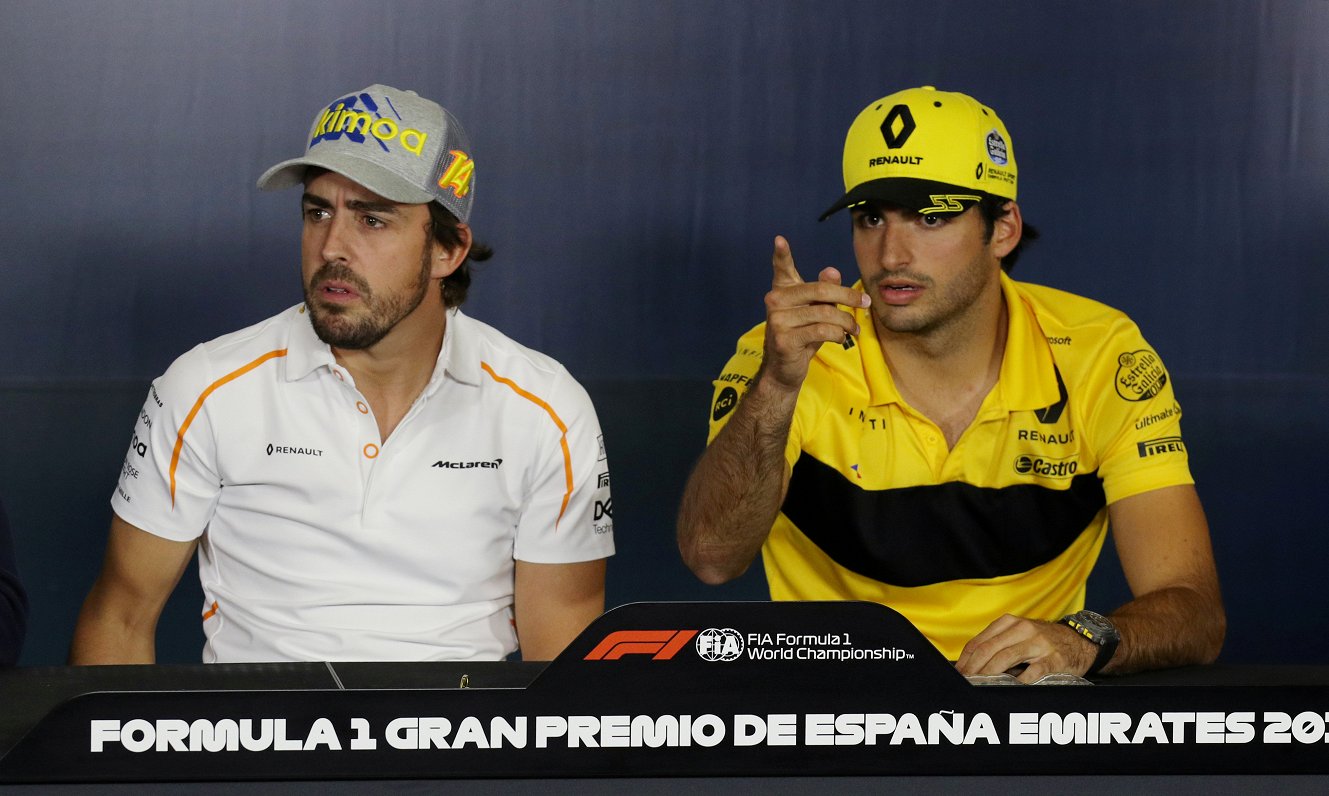 Fernando Alonso (pa kreisi) un Karloss Sainss juniors