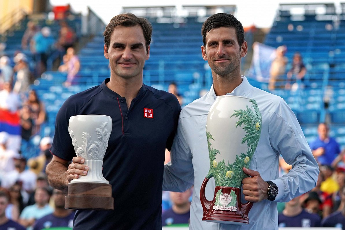 Novaks Džokovičs (pa labi) un Rodžers Federers pēc Sinsinati &quot;Masters&quot; fināla