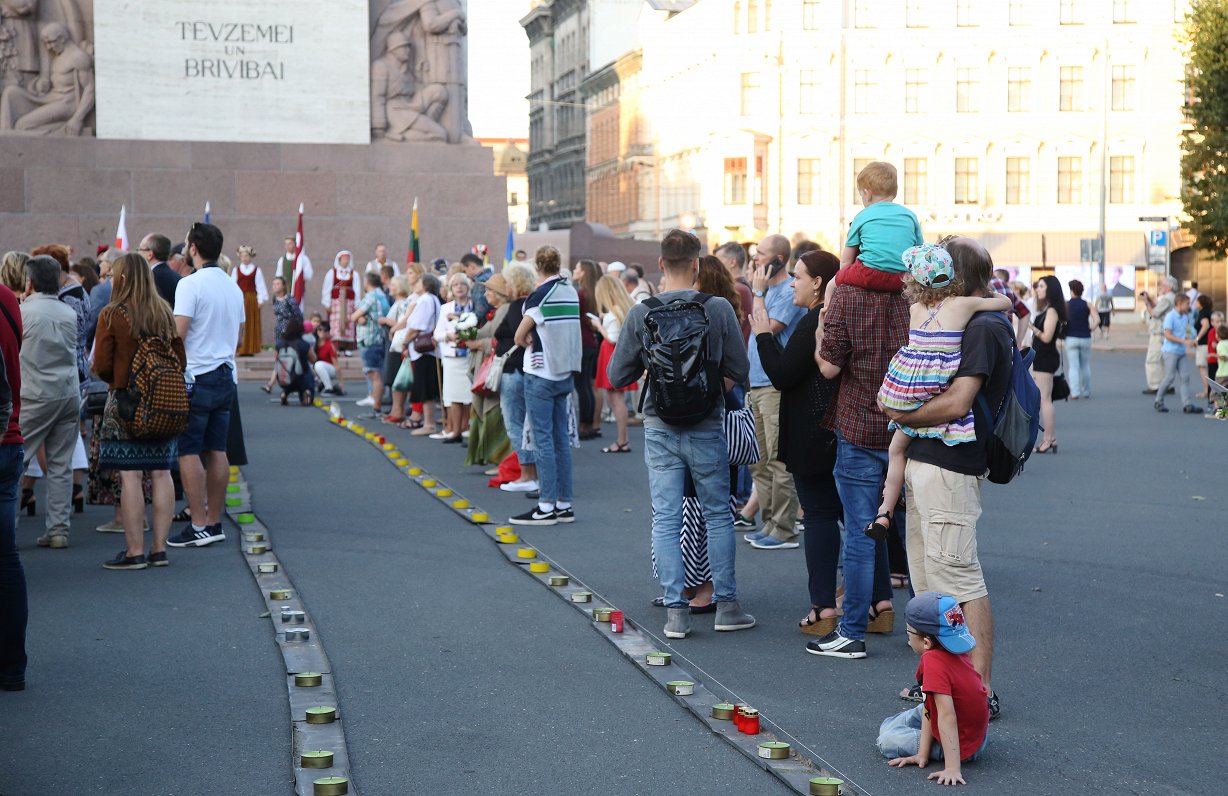 Baltijas ceļa atcerei veltīts piemiņas pasākums pie Brīvības pieminekļa.