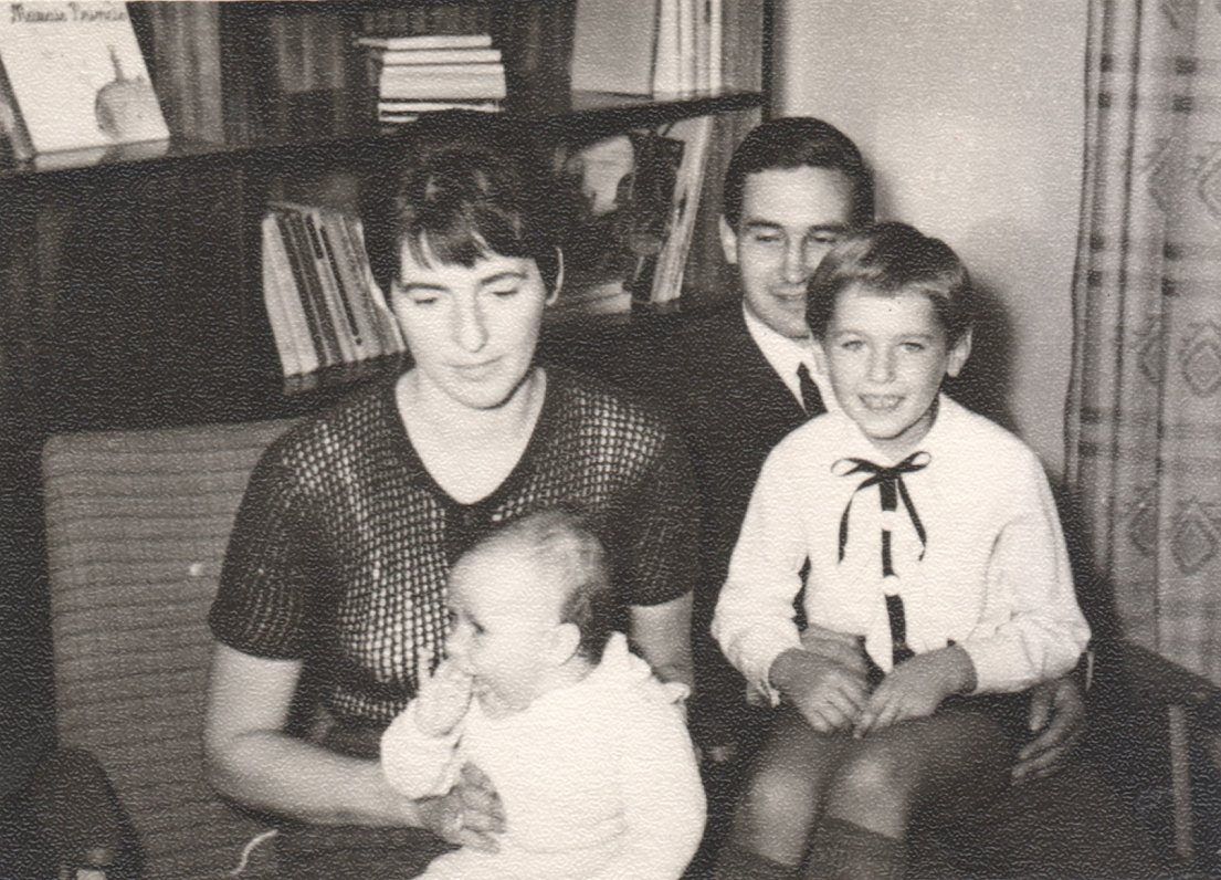 Sigvards Kļava ar tēti Juri Kļavu, māsu Ilzi un mammu Benitu