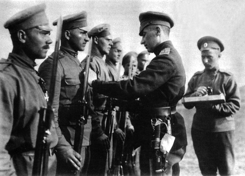 Frīdrihs Briedis pasniedz apbalvojumus 1. Daugavgrīvas latviešu strēlnieku bataljona karavīriem 1916...