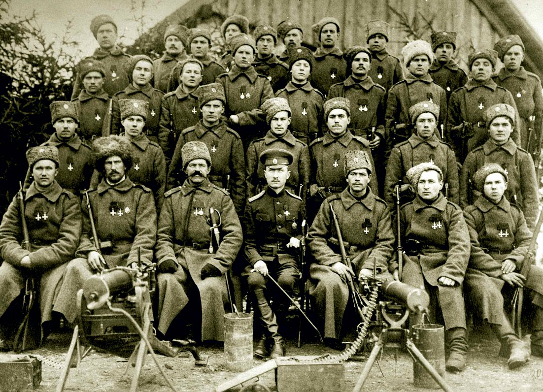 Frīdrihs Briedis apbalvoto 1. Daugavgrīvas latviešu strēlnieku bataljona 1. rotas karavīru vidū 1916...