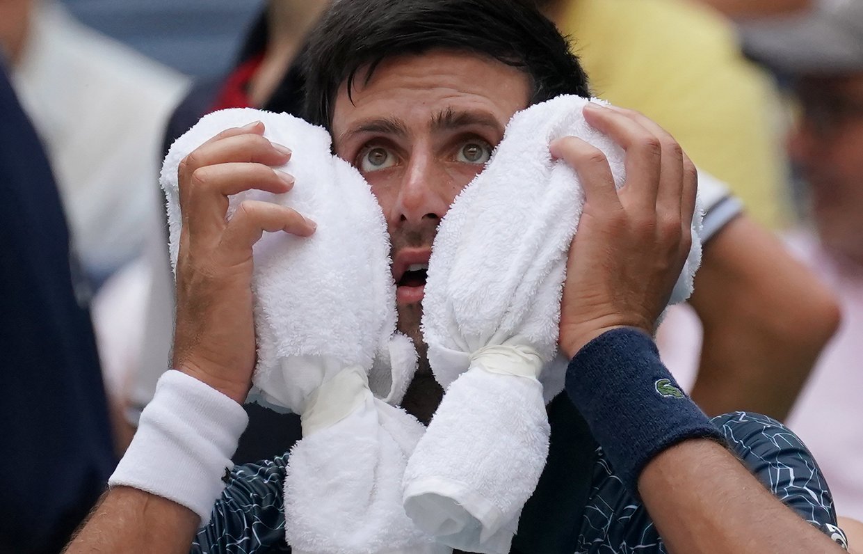 Novaks Džokovičs ledus dvieļos spēles pauzē