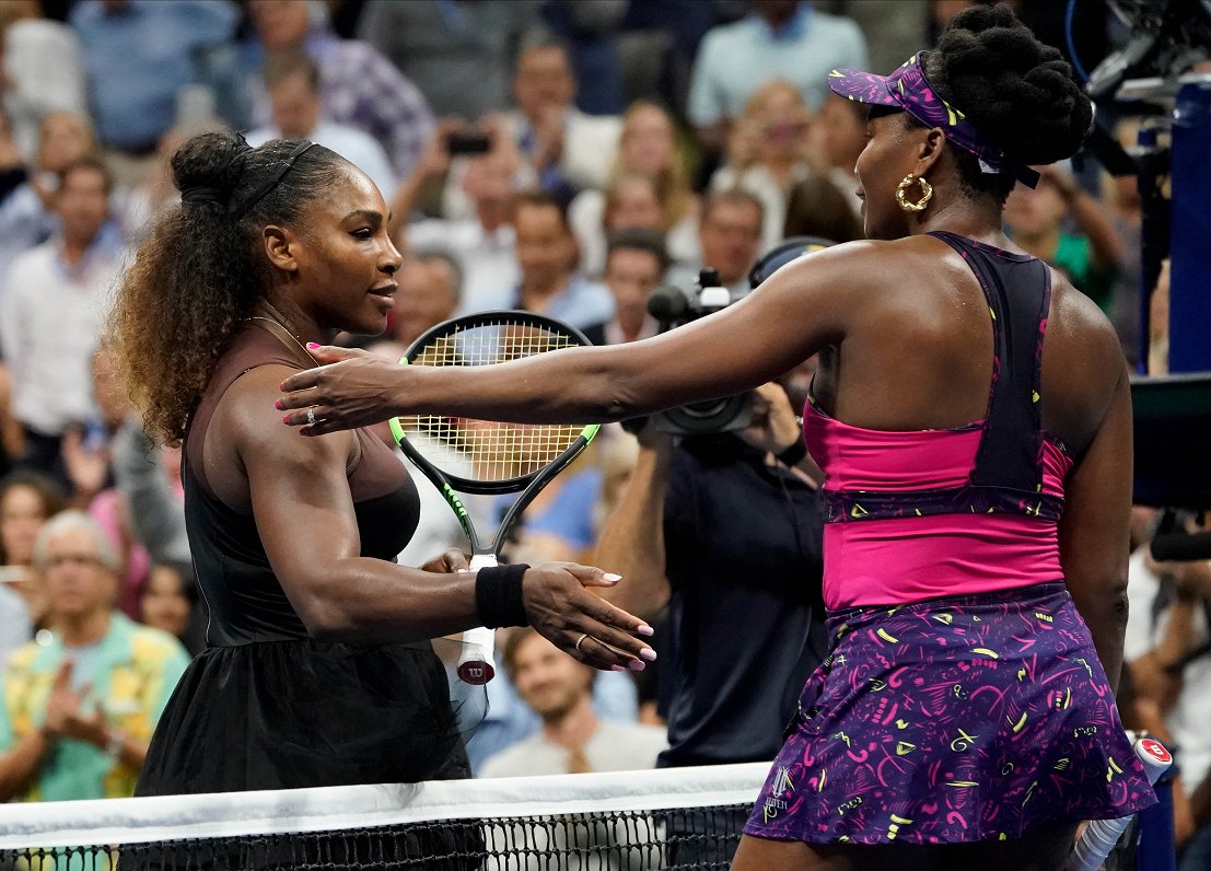 Serena Viljamsa (pa kreisi) pieņem Venusas Viljamsas apsveikumus