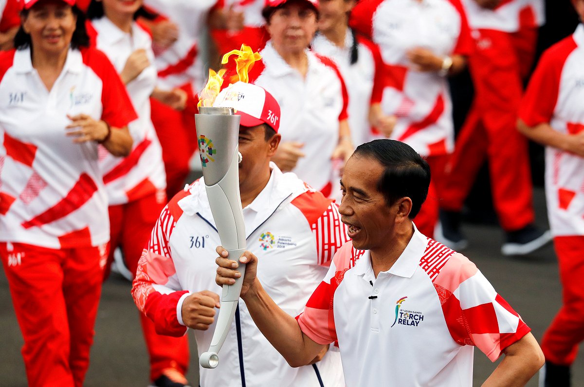 Indonēzijas prezidents Džoko Vidodo ar Āzijas spēļu lāpu