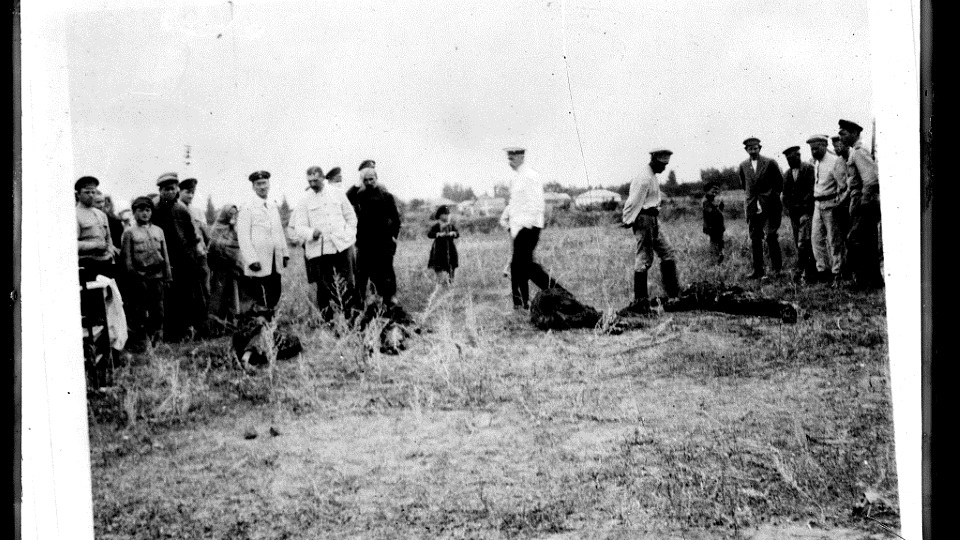 Эксгумация тел жертв красного террора в Полтаве, 1919 г.