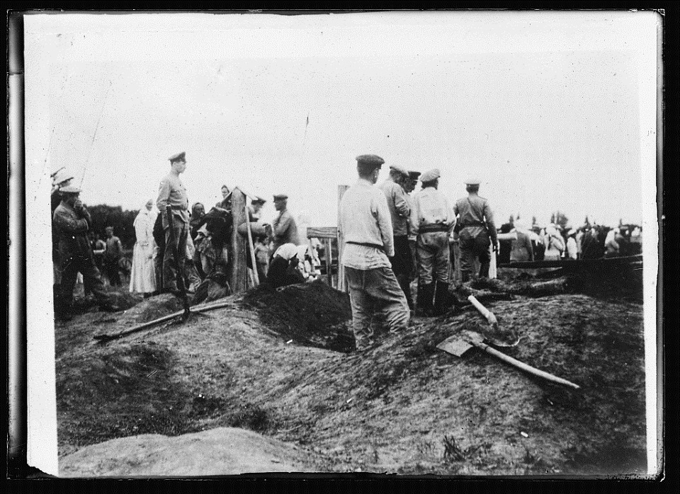 Эксгумация тел жертв красного террора в Полтаве, 1919 г.