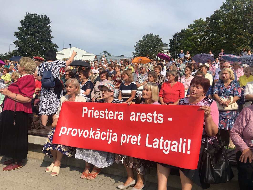 Protest against the priest's detention