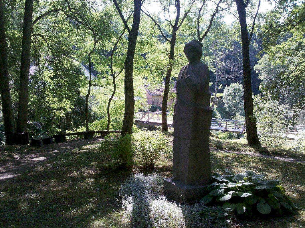 Anna Brigadere memorial, Tērvete