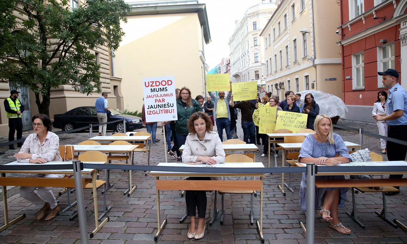 Papardes zieds in protest by the Saeima
