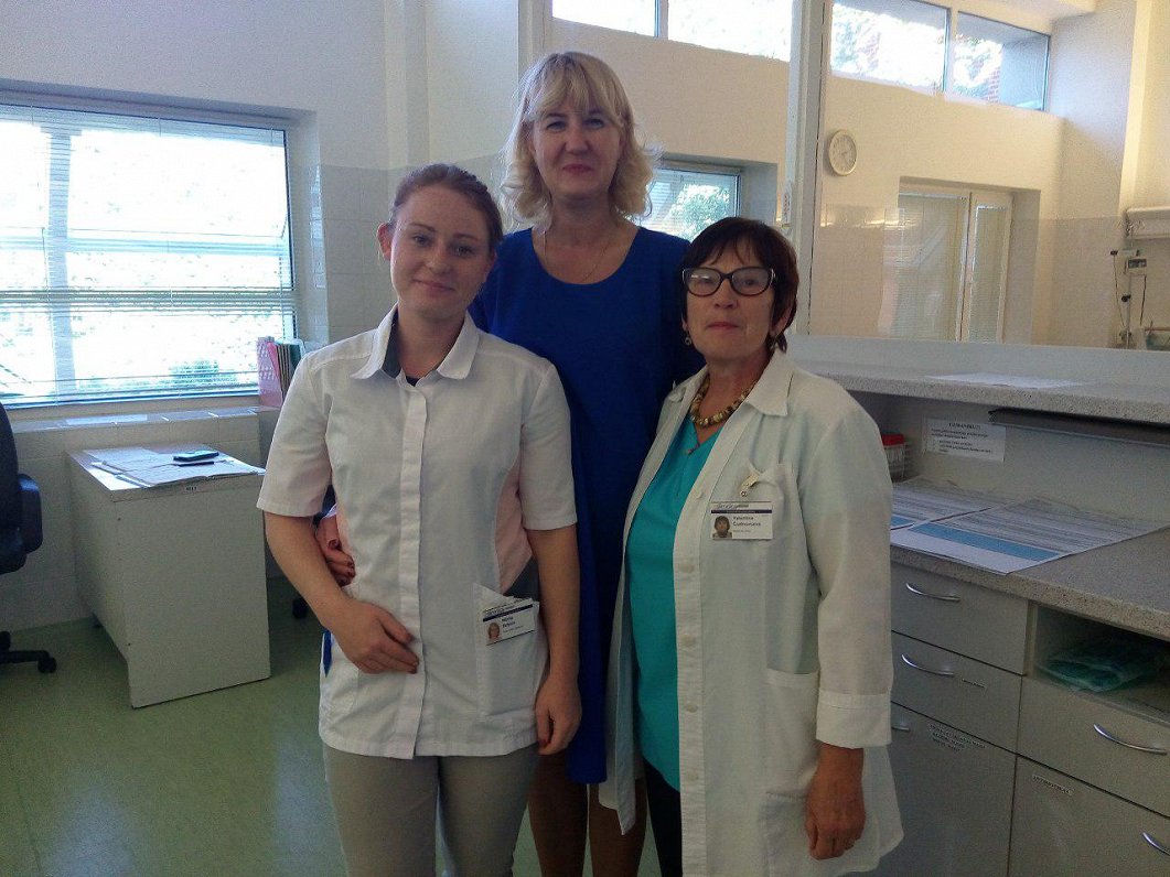 Sertificēts māsu palīgs Mārīte Beķere (no kreisās), Rīgas Austrumu slimnīcas aprūpes direktore Inese...