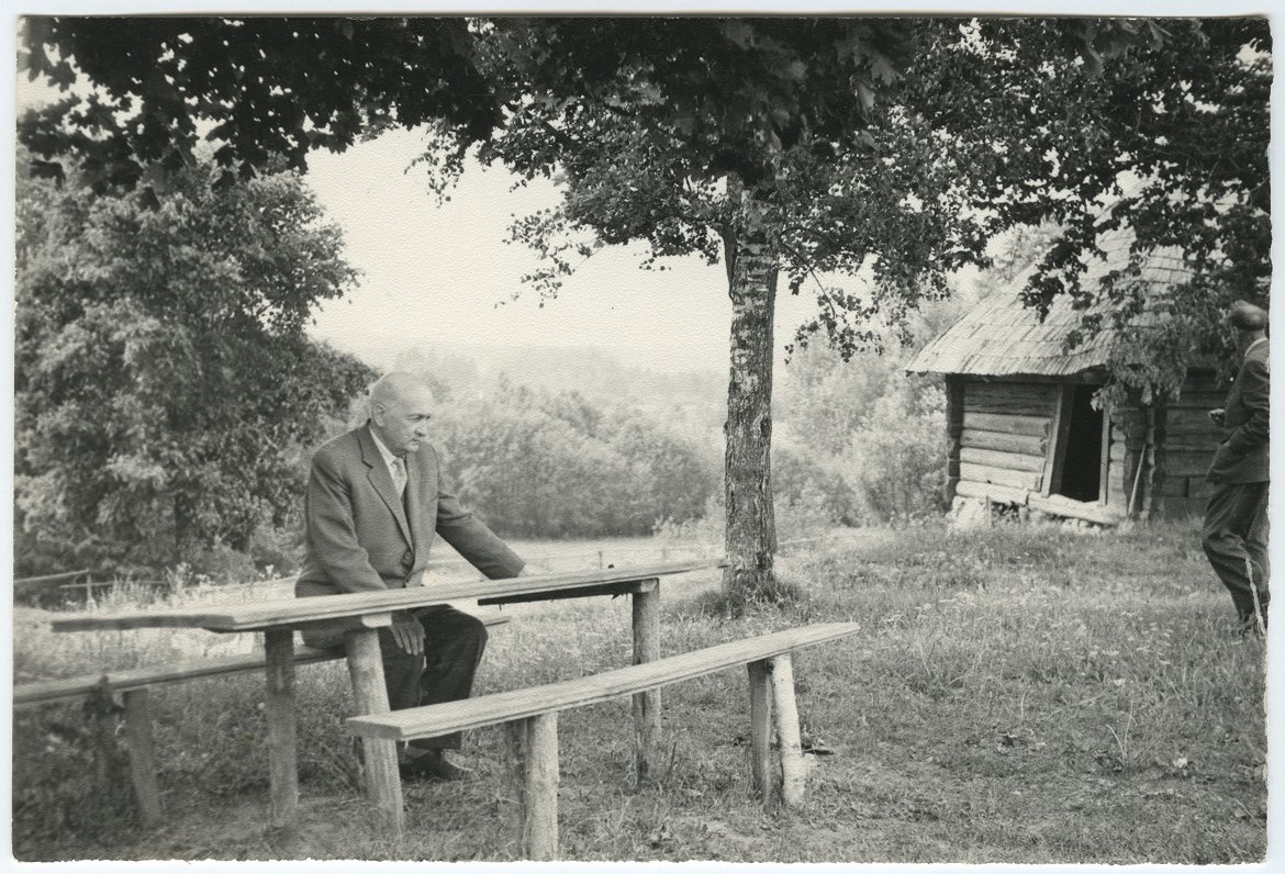 Jānis Sudrabkalns tēva brāļa mājās &quot;Jānēnos&quot;. 1965. gads