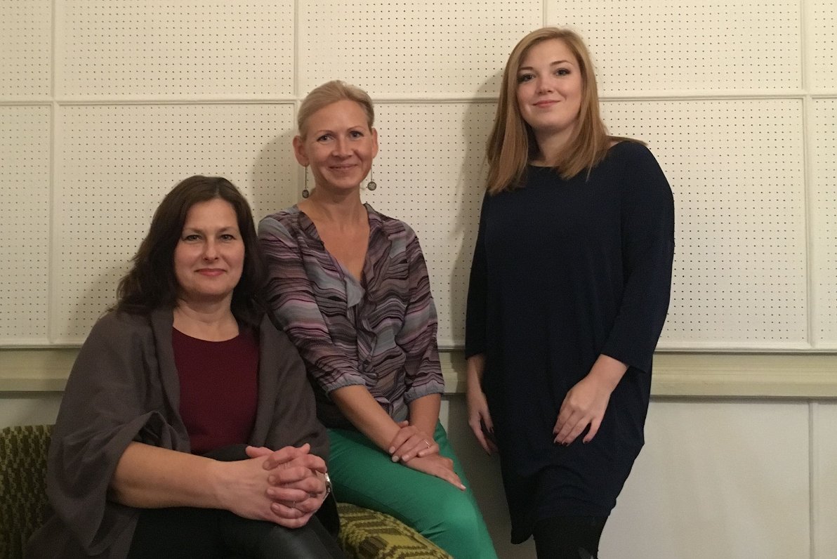 No kreisās: Antra Dreģe, Anna Veismane un Agnese Urķe brīdi pirms intervijas Latvijas Radio 3 &quot;...