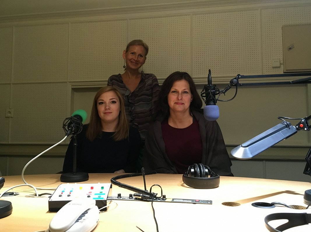 No kreisās: Agnese Urķe, Anna Veismane un Antra Dreģe Latvijas Radio 3 &quot;Klasika&quot; studijā
