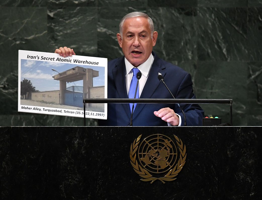Izraēlas premjerministrs Benjamins Netanjahu demonstrēja kartes un fotogrāfijas, kurās it kā redzama...