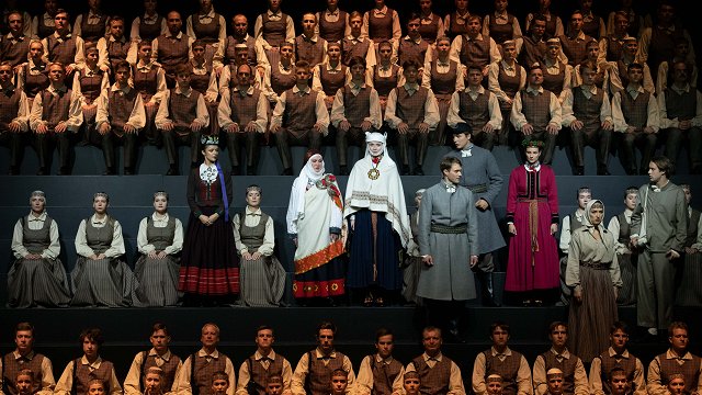 Tautas dziesma, ideja un spēcīgs vizuālais tēls – Latvijas Nacionālā teātra izrāde «Pūt, vējiņi!»