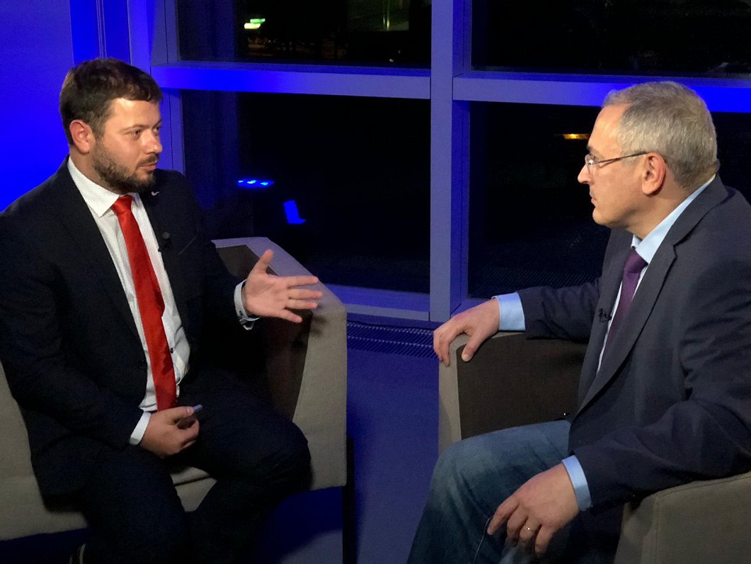 LTV7 žurnālists Aleksejs Dunda un Mihails Hodorkovskis