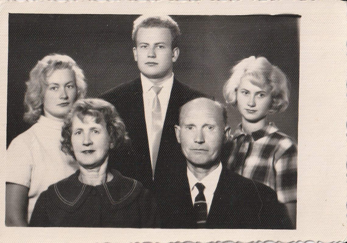 Pētera Damberga ģimene, 20. gs. 60. gadi. Sieva Helēna un Pēteris (1.rinda), bērni Taimija (2.r. no...