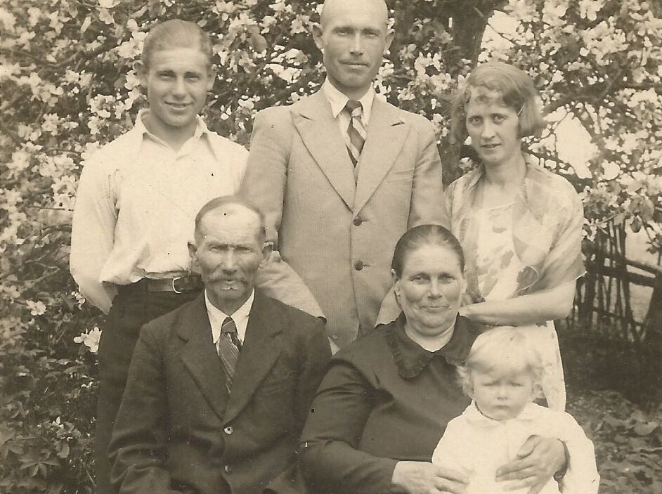 Dambergi 1938. gadā Sīkraga Ķeļķos. Sēž Kārlis un Kristīne Dambergi, klēpī mazmeita Taimija, stāv Ar...