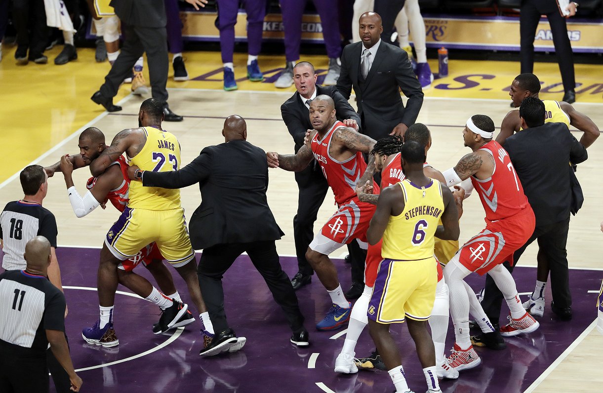 Konflikts Hjūstonas &quot;Rockets&quot; un Losandželosas &quot;Lakers&quot; spēlē