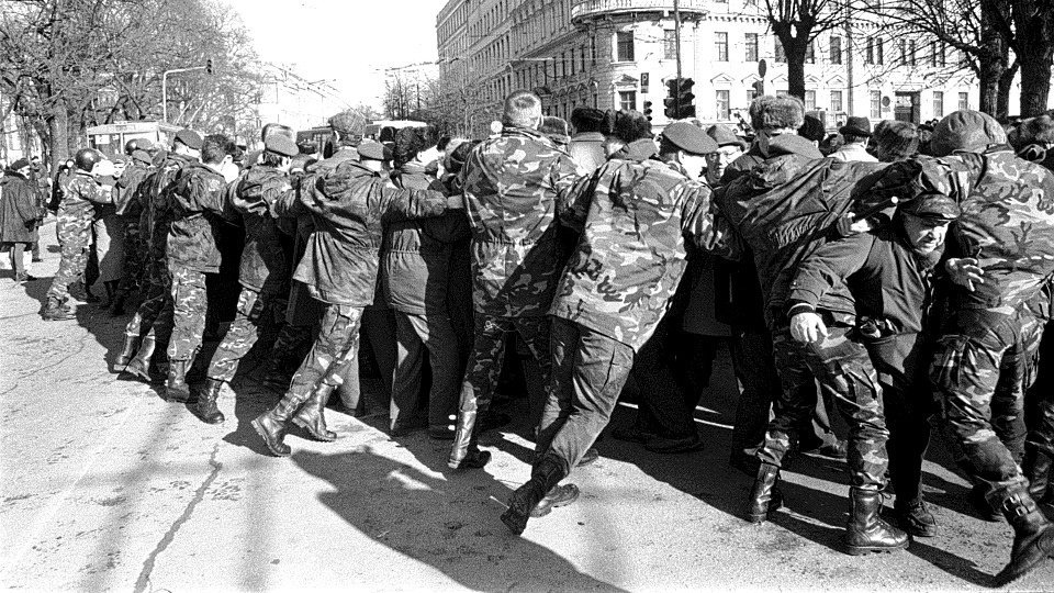 Полиция разгоняет пикет пенсионеров у здания Рижской думы, март 1998 года.