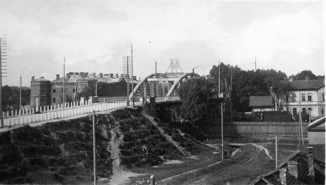 Skats uz tiltu pāri dzelzceļam, fonā Daugavpils cietums. 20. gs. 20–30. gadi.
