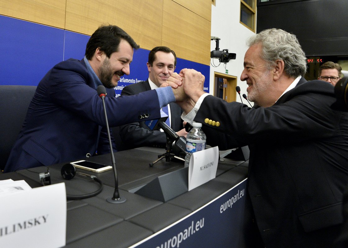 Attēlā Mateo Salvini (pa kreisi)
