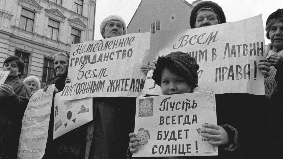 Пикет сторонников «нулевого варианта» гражданства  у Сейма. 1998 год.