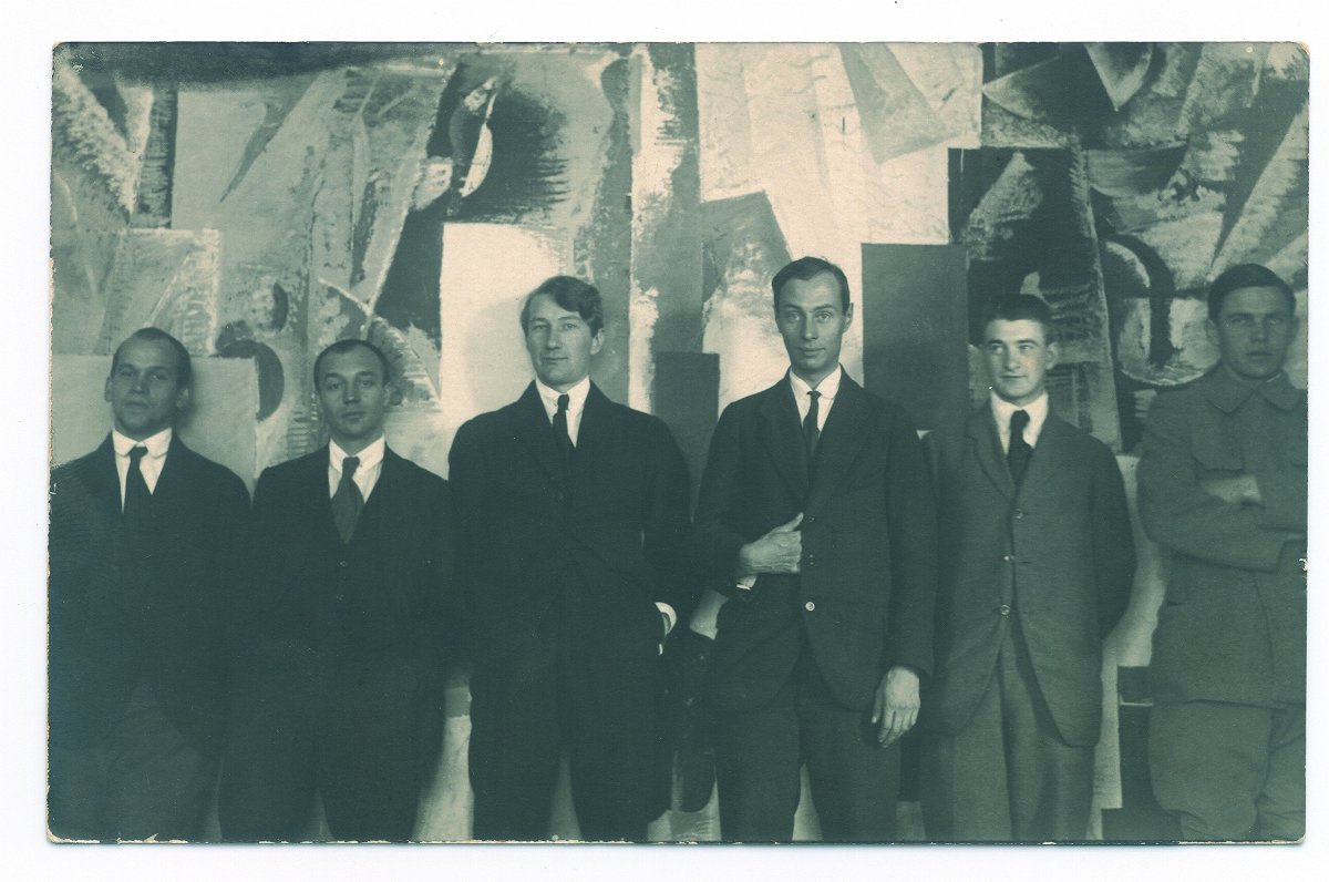 Rīgas mākslinieku grupa. No kreisās: Suta, Strunke, Tone, Kazaks, Ubāns un Oto Skulme. Ap 1920.gadu...