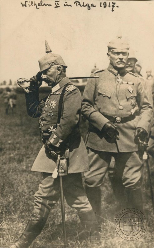 Германский кайзер Вильгельм II принимает парад в Риге, 1917 год