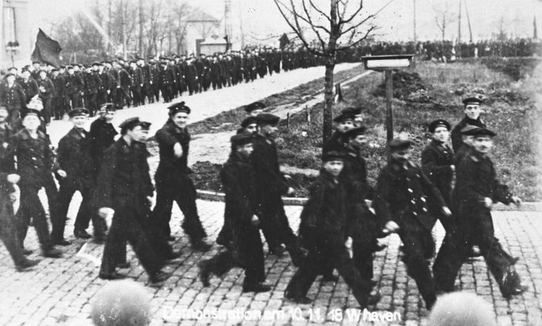 Matrosen in Kiel demonstrieren nach dem Aufstand 1918.