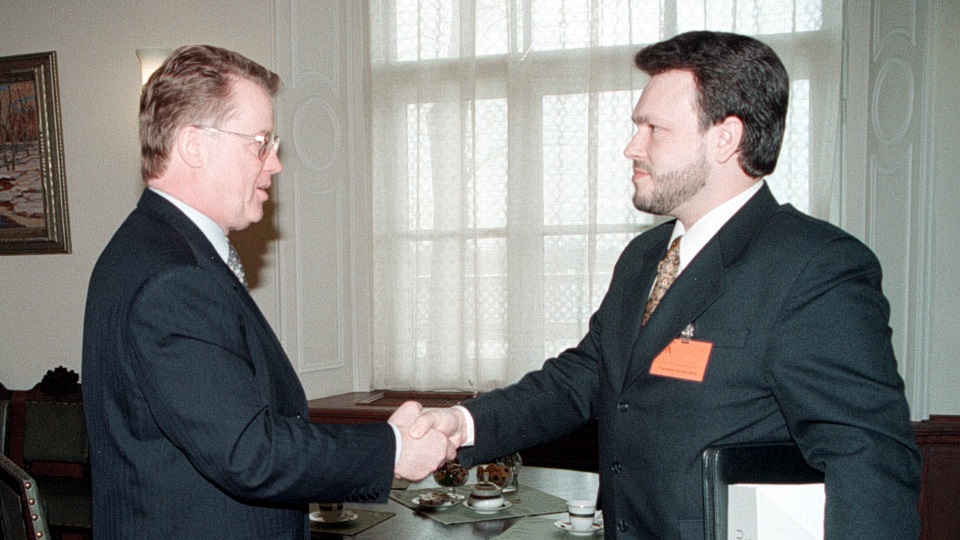 Снимок марта 1998 года: президент Гунтис Улманис и недавно назначенный глава ЦИК Арнис Цимдарс.