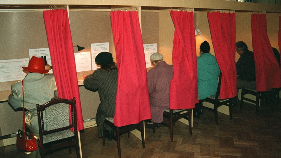 Избиратели делают отметки в бюллетенях на референдуме 4 октября 1998 года.