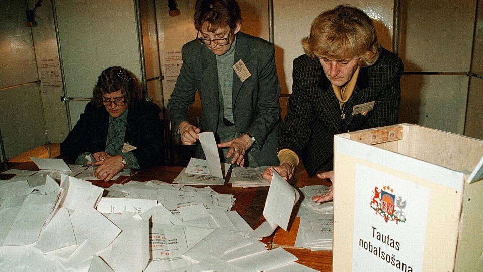 Подсчет бюллетеней на референдуме 4 октября 1998 года.