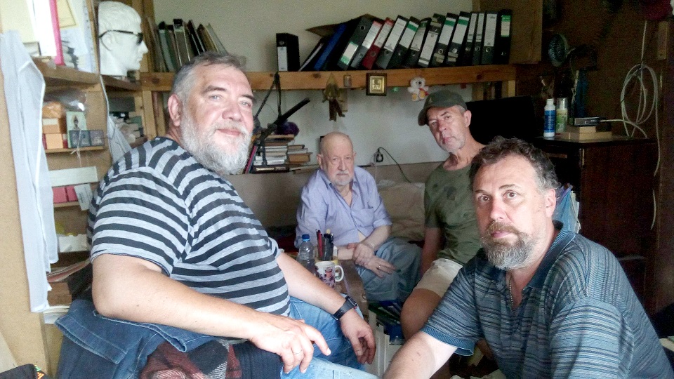 Натуральные питерские «митьки» (сразу трое) в гостях у Николая Уварова (на заднем плане).