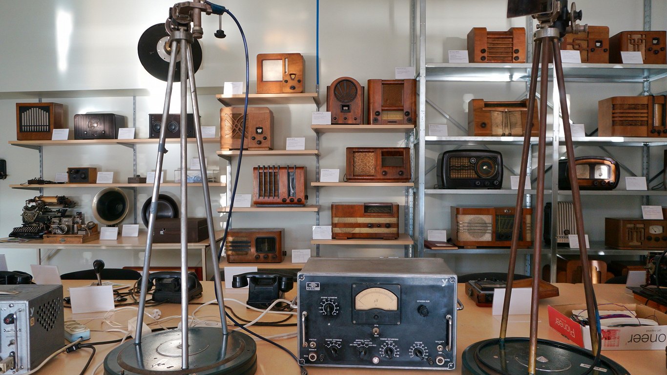 Radios were manufactured in Latvia from the very start. In 1932 Linters' workshops were turned into...