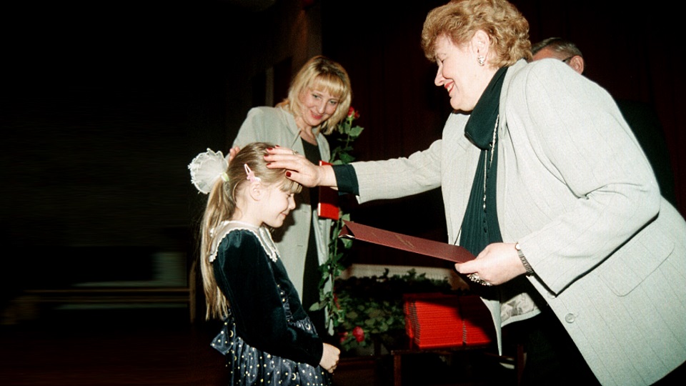 Торжественная церемония в Риге в феврале 2001 года. Начальница Управления натурализации Эйжения  Алд...