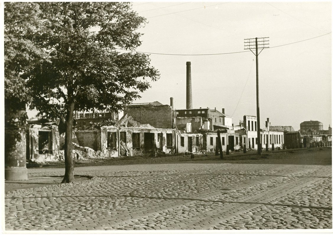 Nopostītie nami Brīvības ielā, daļēji sagrauti Piena un Gaļas kombināti. 1941.gads
