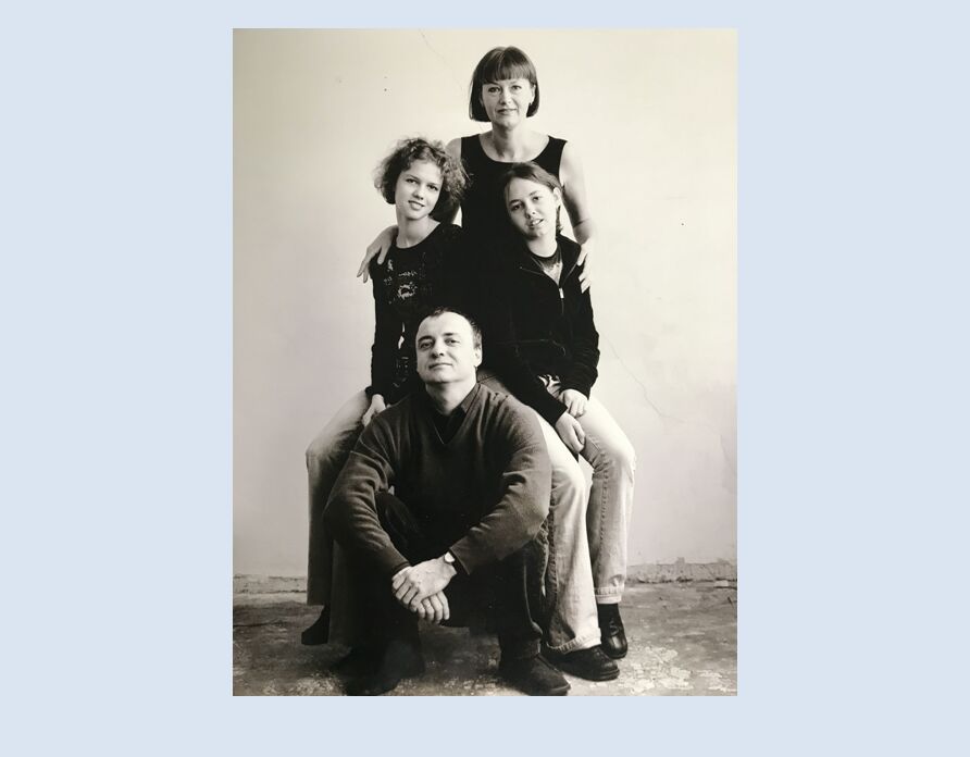 Kaspars un Vija Zariņi ar meitām Martu un Paulu