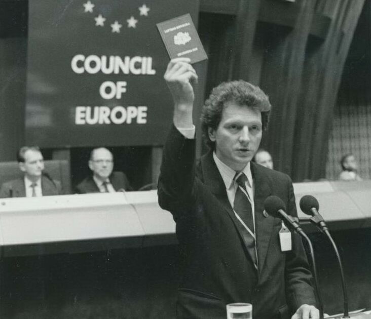 1991.gada septembris. Ar Latrvijas diplomātisko pasi 0001 Eiropas padomes sēdē