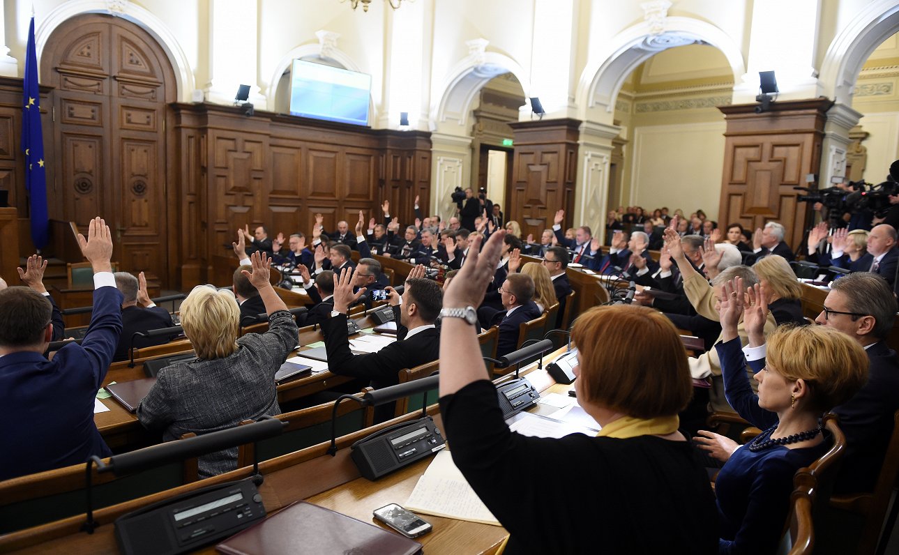 Saeimas deputāti balso 13. Saeimas rudens sesijas pirmajā sēdē.