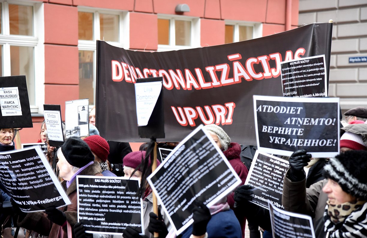 Протест жильцов у здания Сейма в 2018-м.