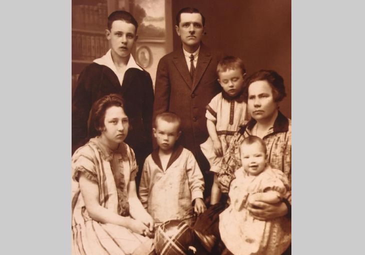 Raimonda Paula vecvecāki ar bērniem