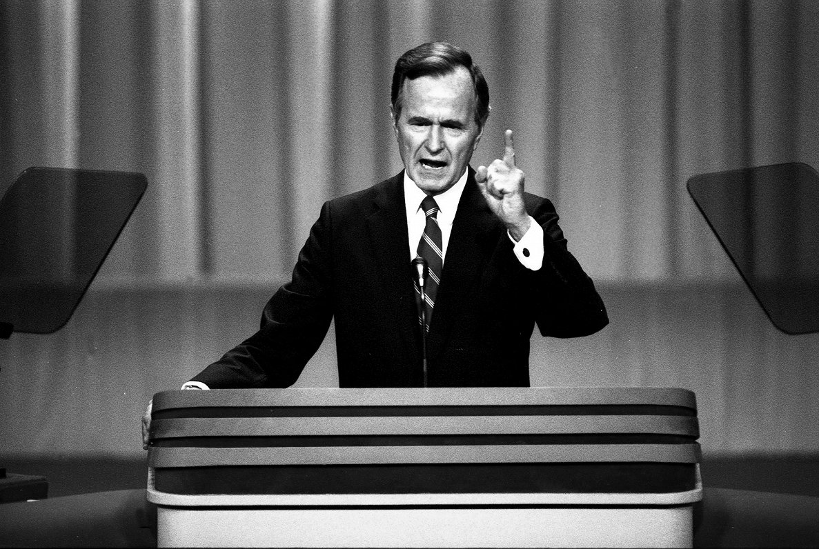 Džordžs Bušs seniors uzrunā Republikāņu partijas sanāksmē 1988.gadā
